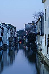 赛博朋克风类银河恶魔城游戏《幻刃奇美拉》现已在Steam平台推出试玩Demo